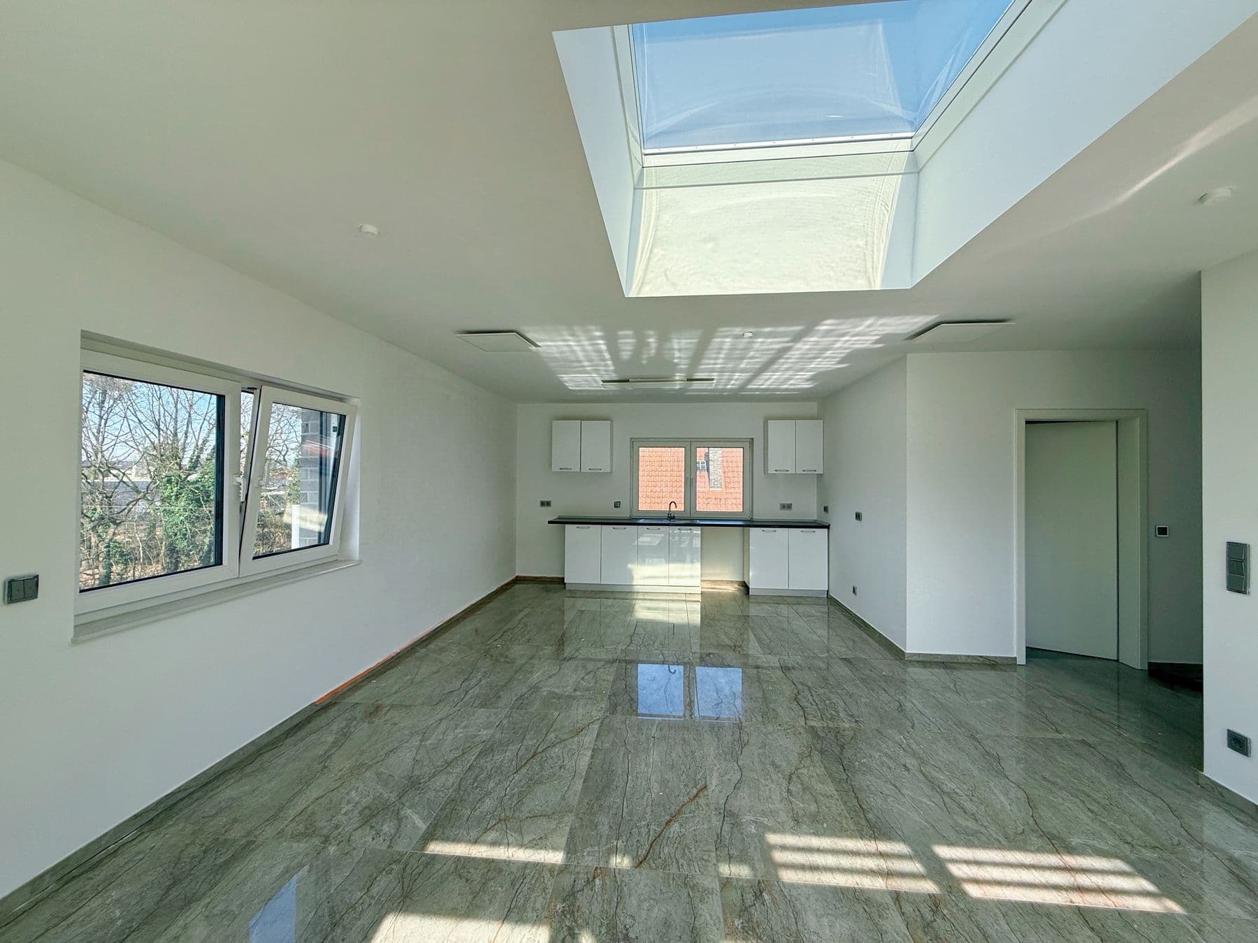 Stillvolles 2- Zimmer- Penthouse mit viel Tageslicht, Bild 2
