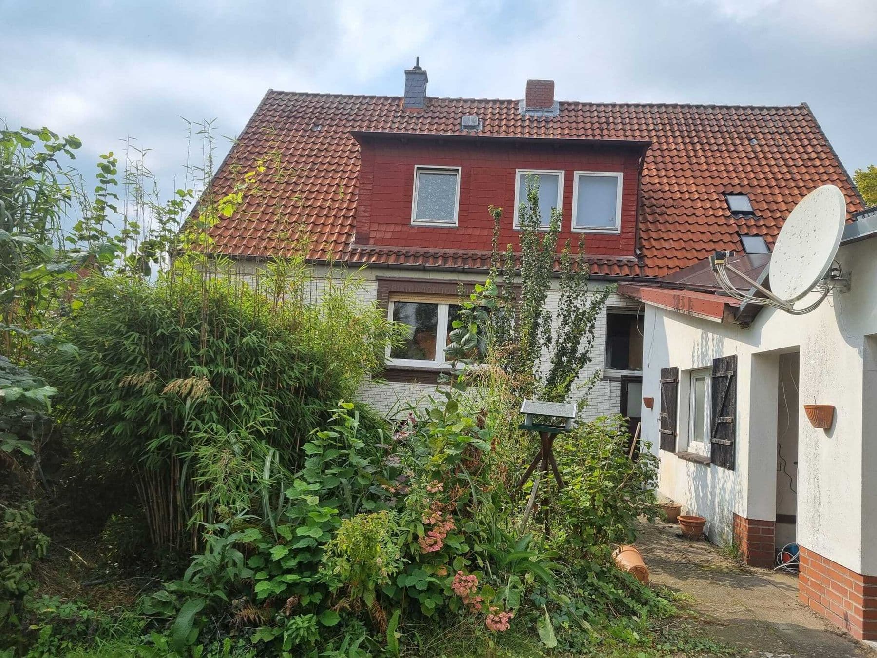 Ein- bis Zweifamilienhaus im Grünen mit viel Potenzial, Bild 2