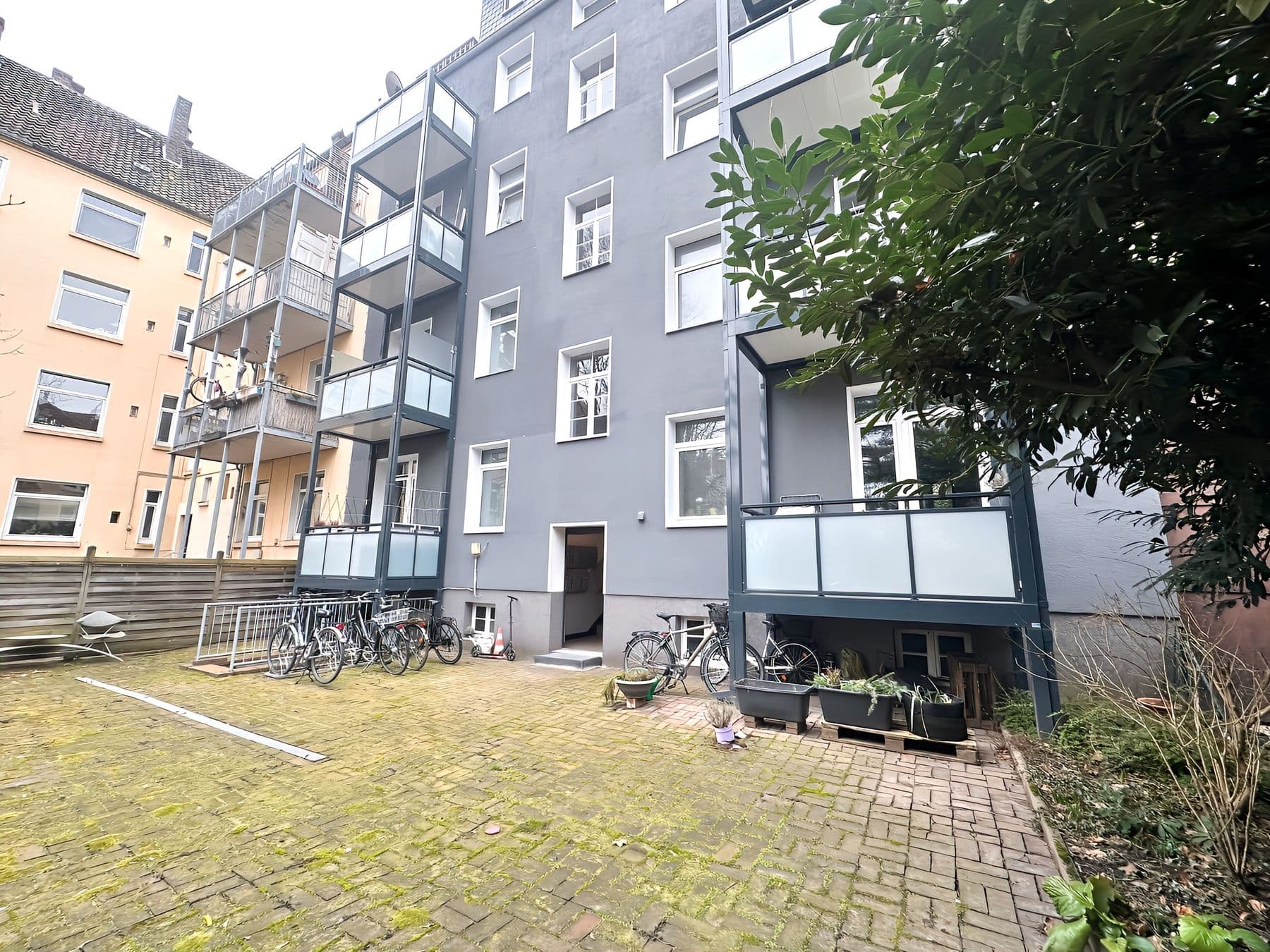 Modernisierte 2-Zimmer-Wohnung mit Balkon in attraktiver Lage, Außenansicht
