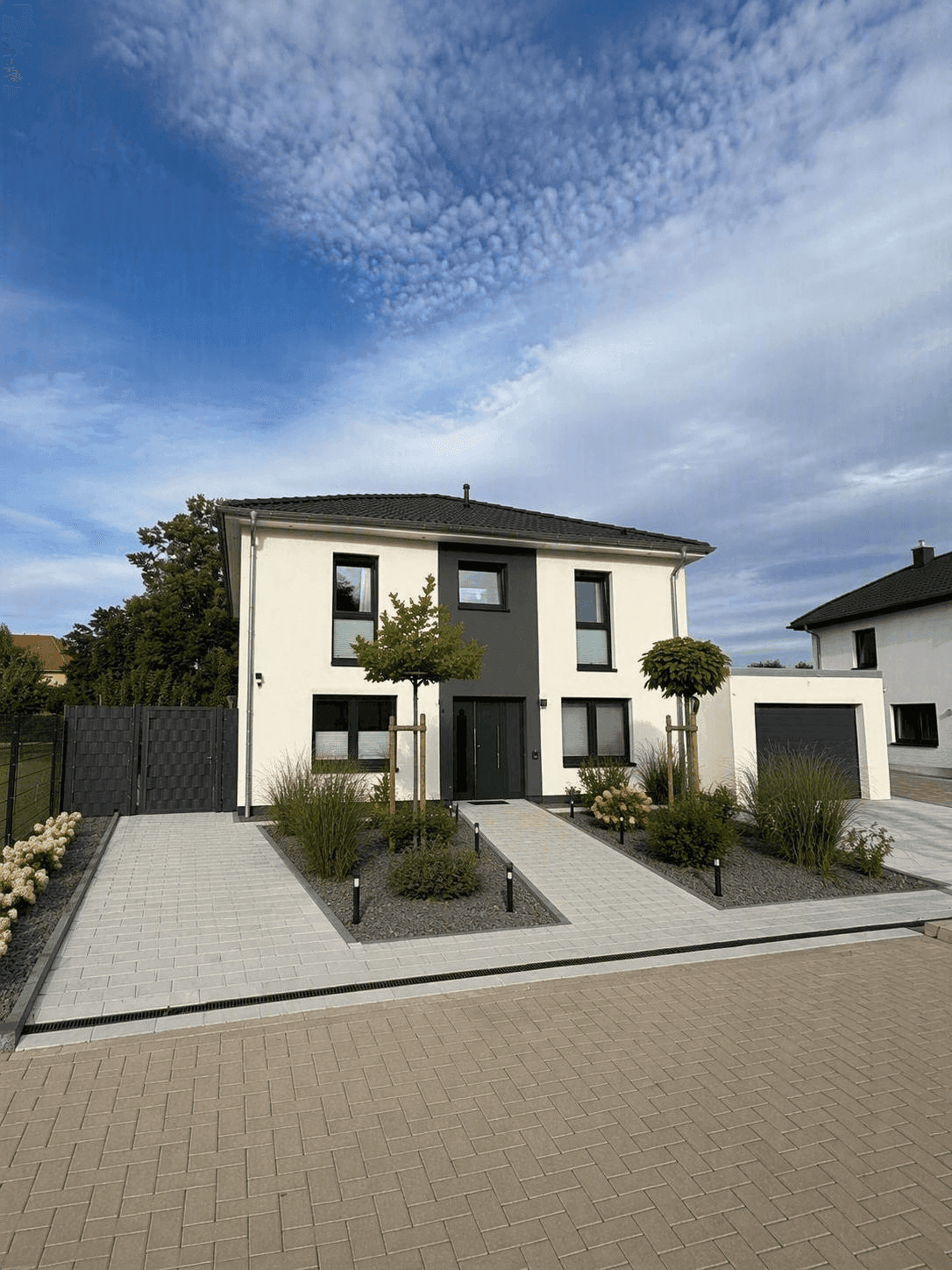 Platz zum Leben und Wohlfühlen: Attraktives Familienhaus mit großem Garten, Bild 2