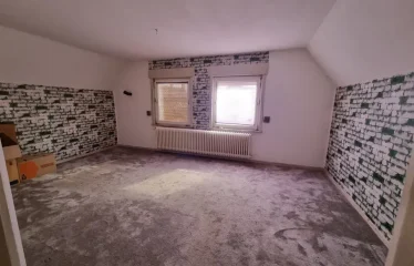 Ein- bis Zweifamilienhaus im Grünen mit viel Potential