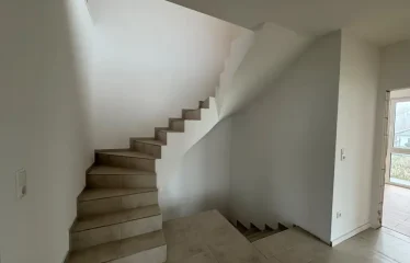 Moderne Neubau-Doppelhaushälfte in Heemsen mit Einbauküche